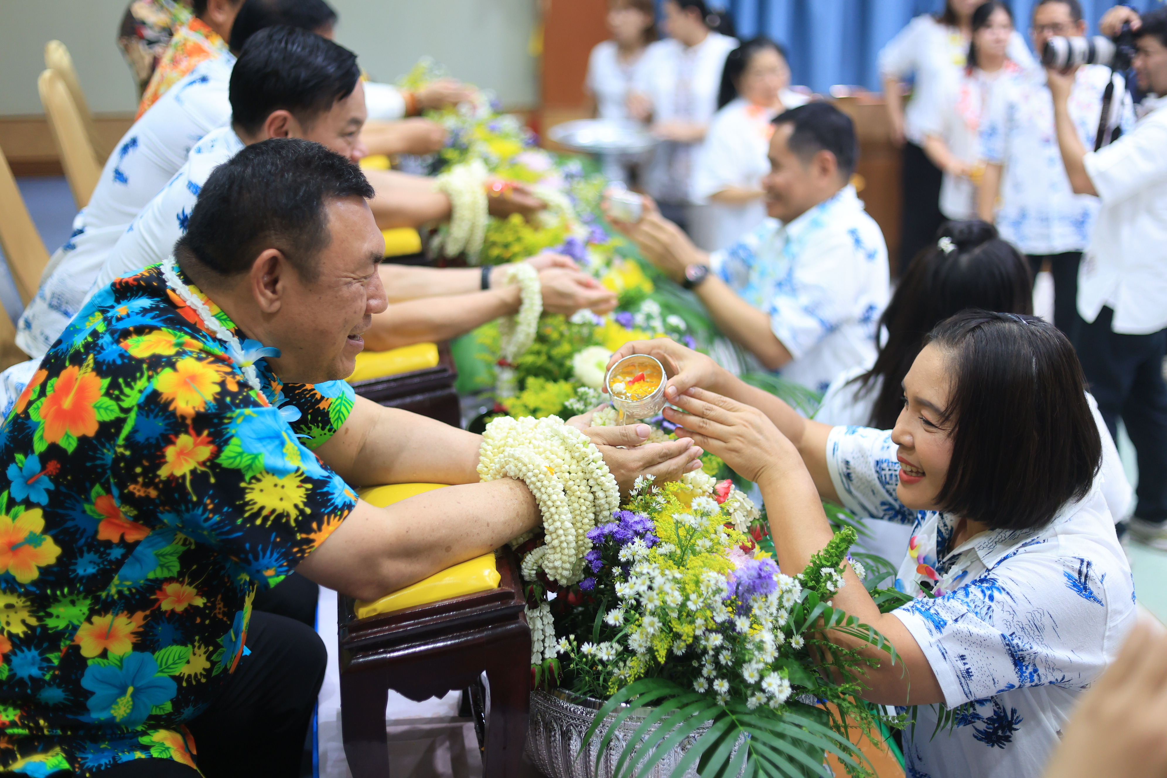 title - ชุ่มฉ่ำ! ชาว ส.ป.ก. ร่วมสรงน้ำพระพุทธรูป และรดน้ำขอพรผู้บริหาร เนื่องในประเพณีวันสงกรานต์ ประจำปี 2569 บรรยากาศเต็มไปด้วยความชื่นมื่นชุ่มฉ่ำ